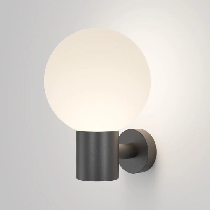 Applique extérieure boule opale en noir mat avec globe en verre dépoli pour une lumière douce sur mur