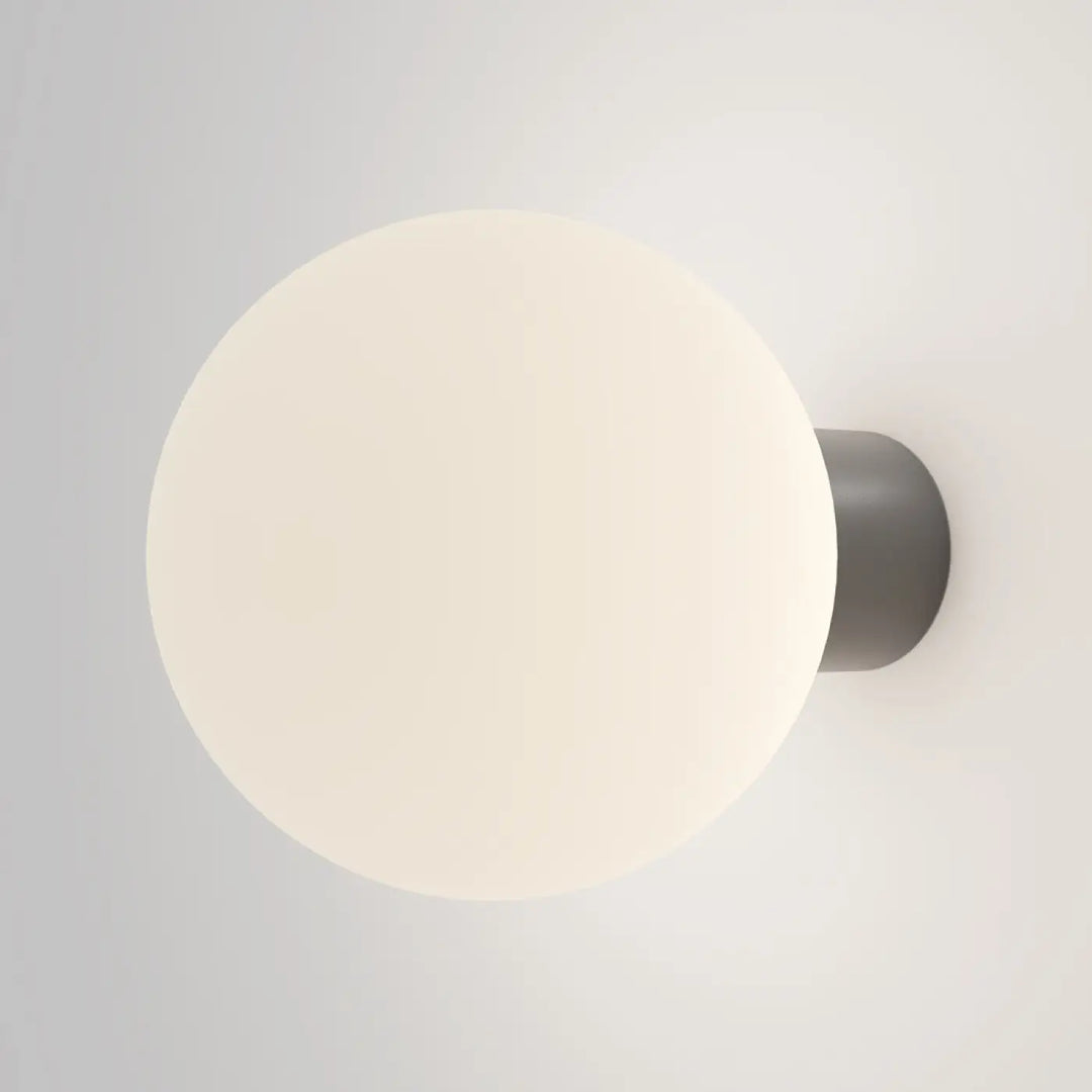 Applique extérieure bold avec globe blanc opale en verre dépoli et base cylindrique noire mate