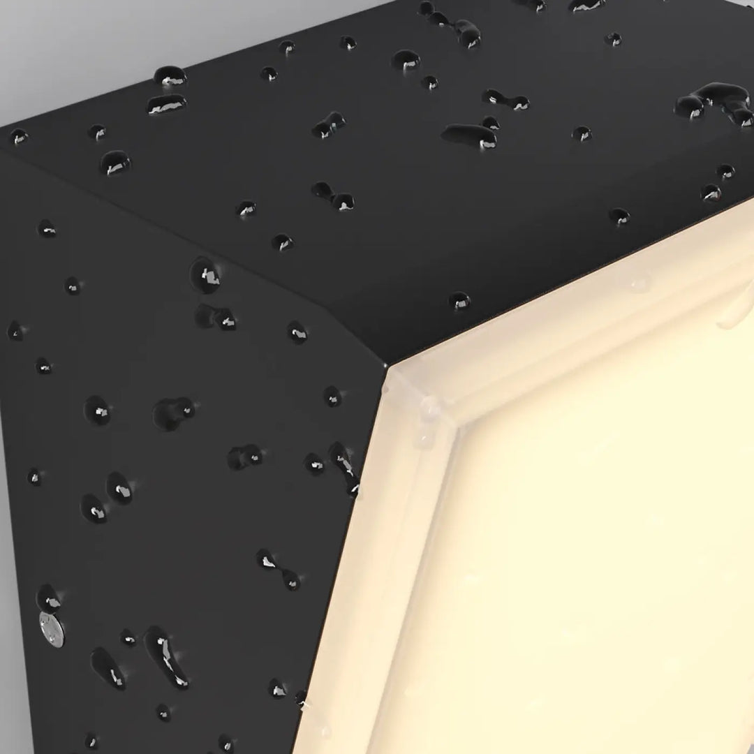 Applique extérieure brick rectangulaire en aluminium graphite noir brillant avec cadre crème long d un passage et gouttes d eau