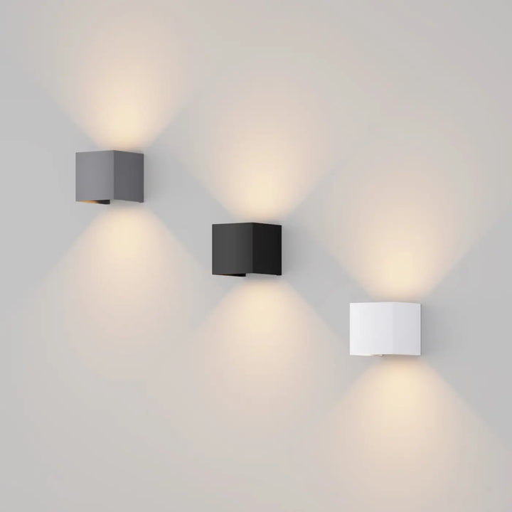 Trois appliques extérieure fulton cube minimalistes en gris mat, noir et blanc avec double faisceau