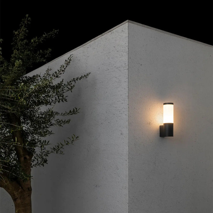 Applique Orwell allumée sur une façade la nuit