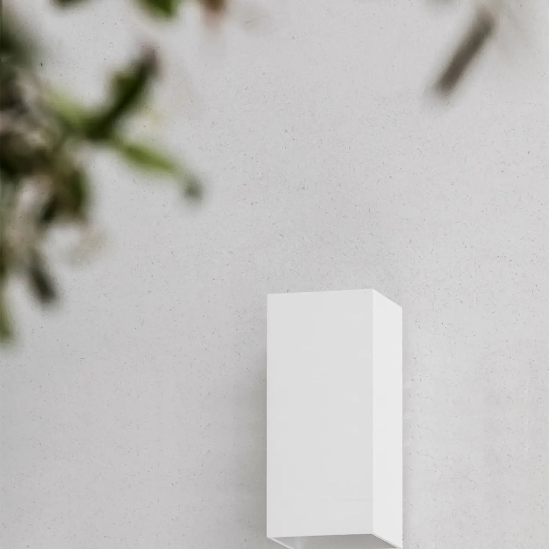 Applique extérieure Kov carrée blanche de Faro Barcelona en situation