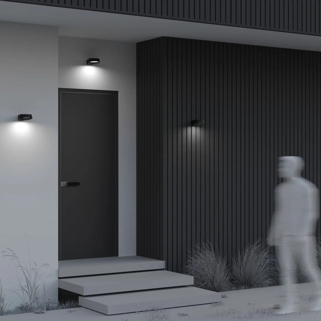 Applique extérieure led noire et épurée avec un grand faisceau de lumière design moderne minimaliste