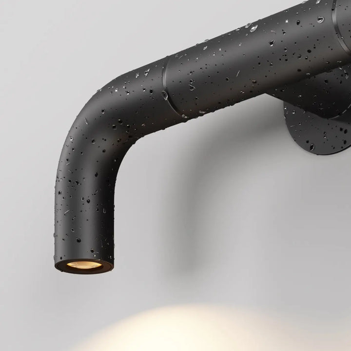 Applique extérieure led sleek cube en aluminium noir finition mate avec design industriel et gouttes d’eau visibles