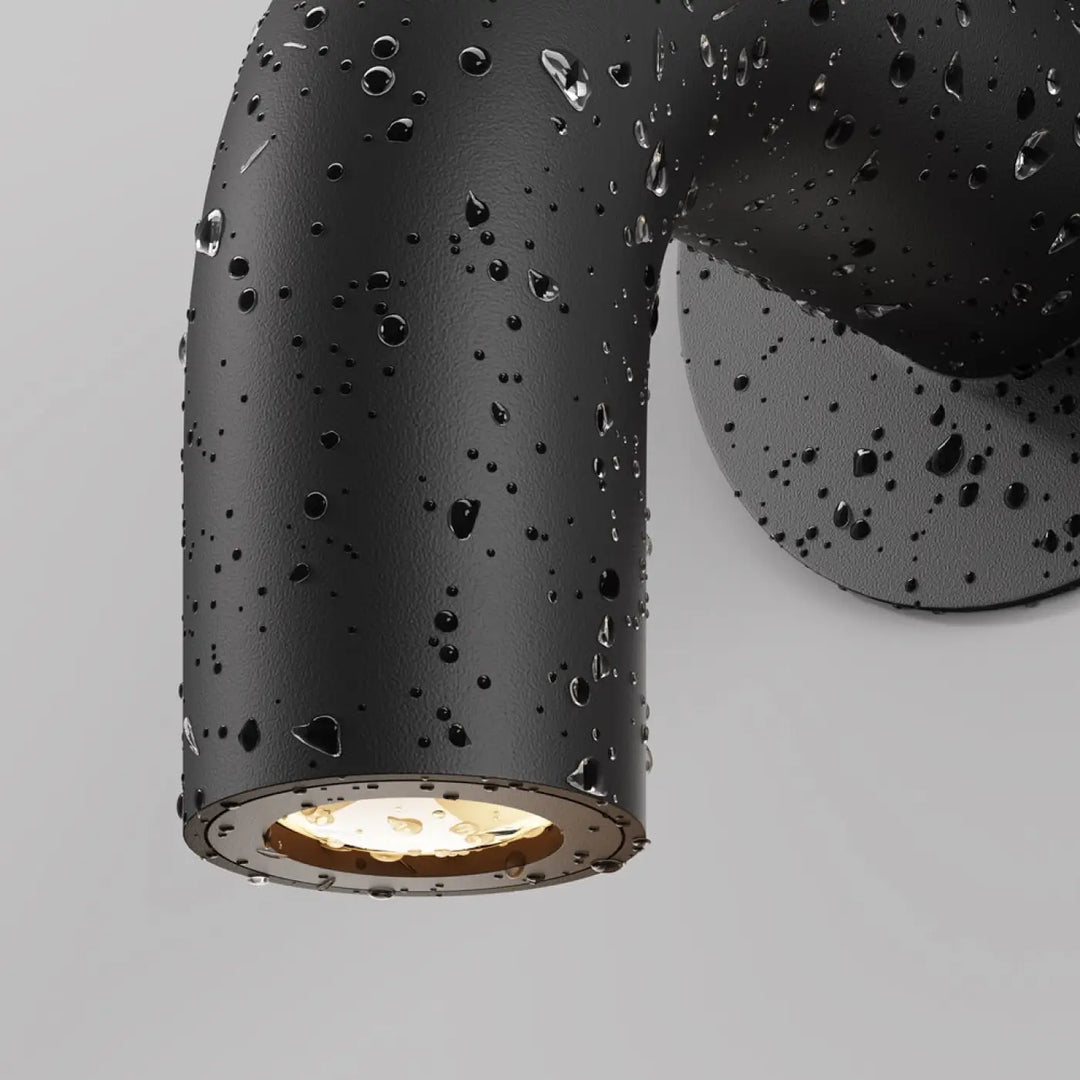 Applique extérieure led aluminium noir finition mate avec design cylindrique courbé et gouttes d’eau sur la surface