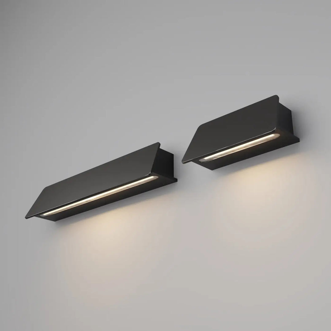 Applique extérieure led barre linéaire en acier noir avec design angulaire et lumière chaude pour l’éclairage d’une porte
