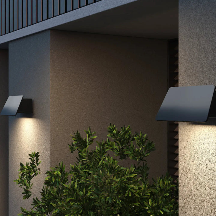 Applique extérieure led en acier noir avec design angulé moderne pour lclairage d’une porte par trupp barre linéaire