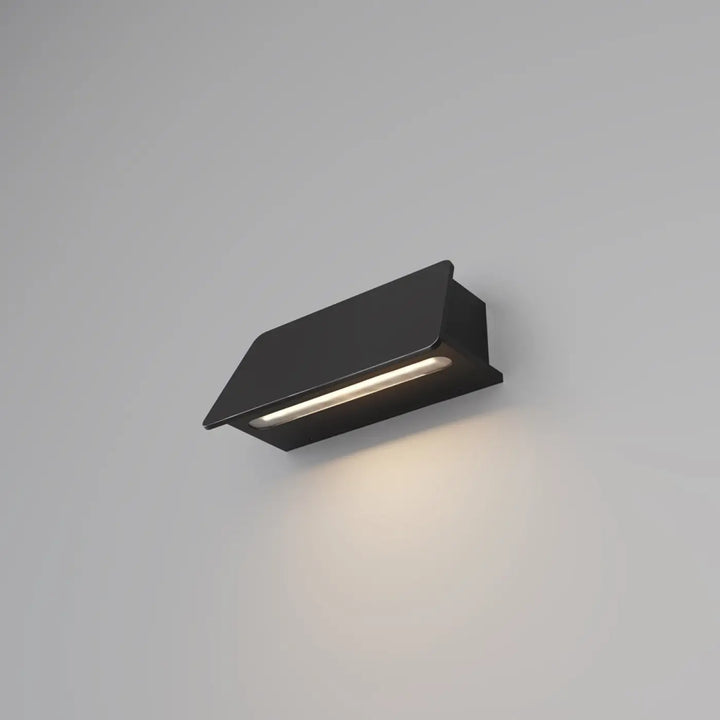 Applique extérieure led en acier noir avec finition mate noire et lumière chaleureuse d’une porte trupp barre linéaire