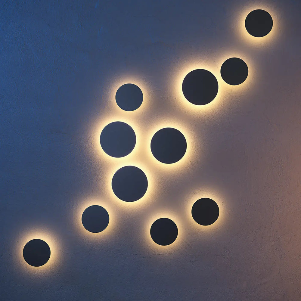Applique extérieure led walld disque en acier gris avec lumière chaude émanant de cadres ronds noirs mats