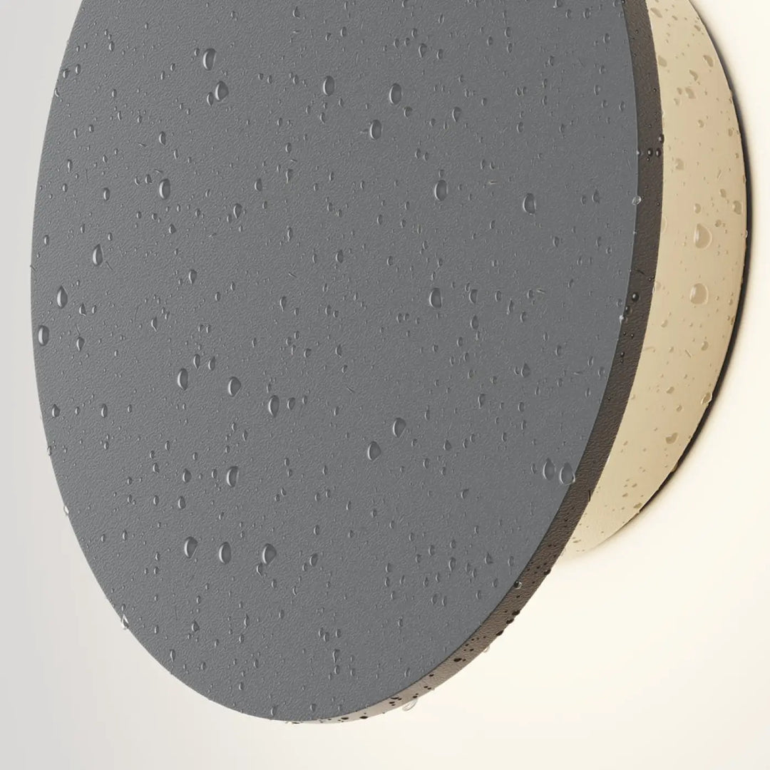 Applique extérieure led gris acier en forme de disque avec finition mate texturée et gouttelettes d’eau subtils