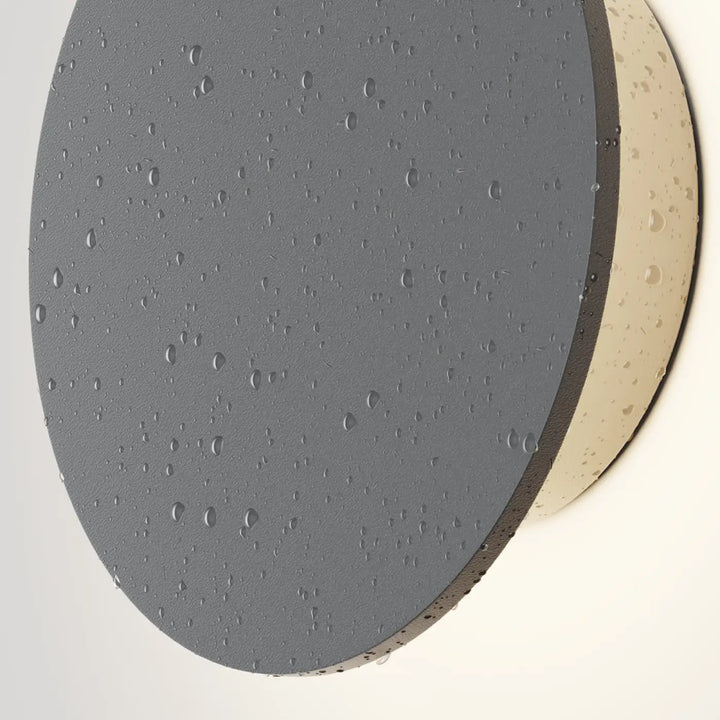 Applique extérieure led gris acier en forme de disque avec finition mate texturée et gouttelettes d’eau subtils