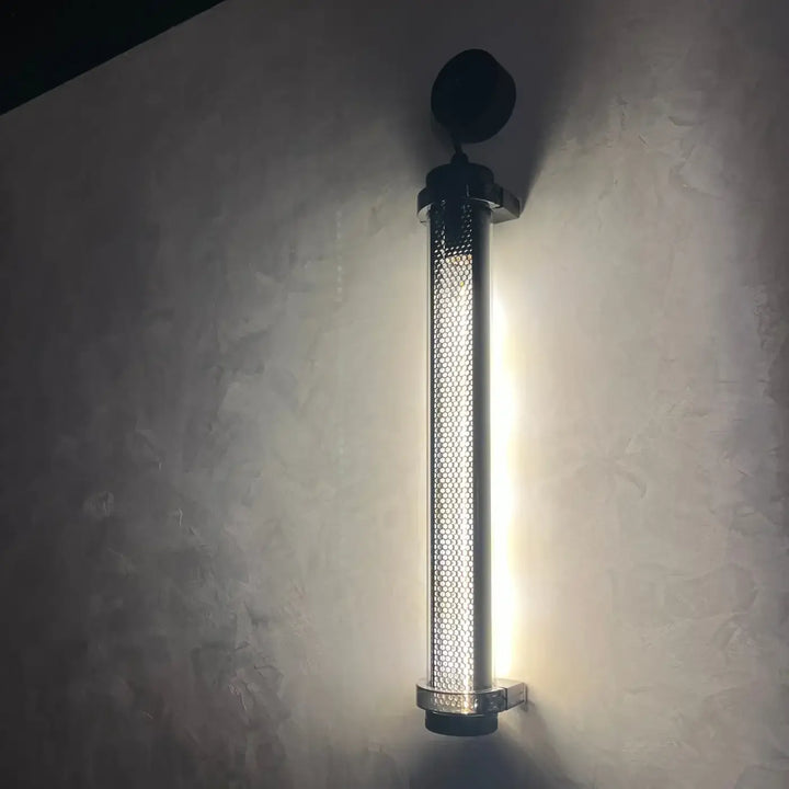Applique lukas luminaire extérieur murale moderne avec design cylindrique noir en maille et accents chrome poli