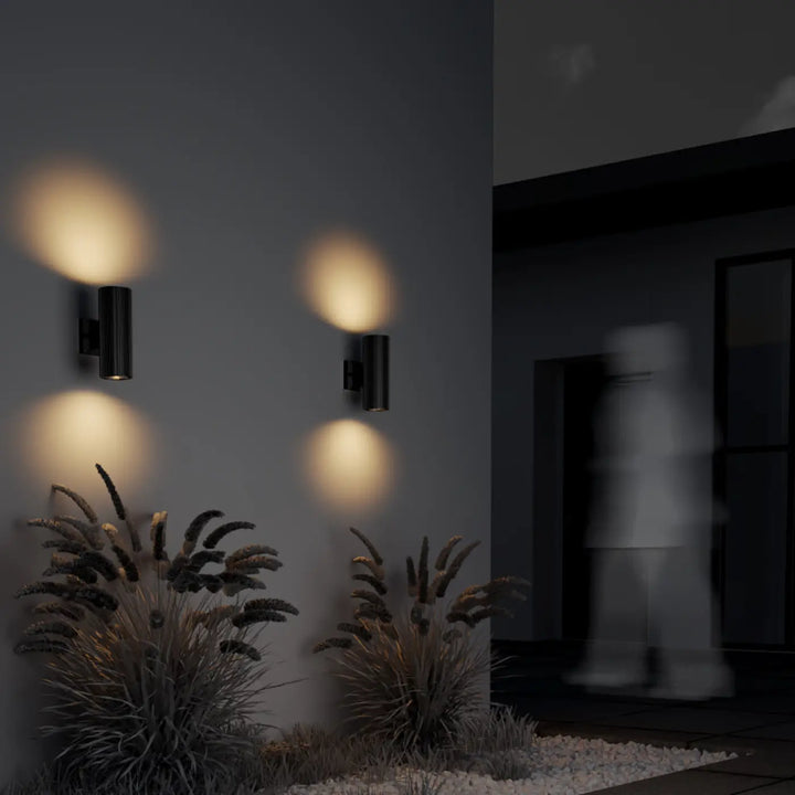 Applique extérieure rando cylindre étanche noir avec éclairage chaud et directionnel pour mur extérieur