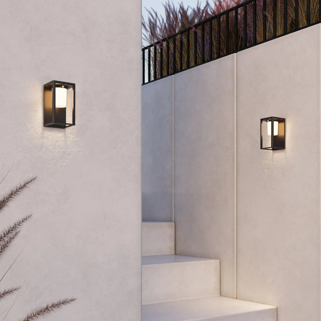 Applique extérieure solaire shatter en acier noir avec panneau en verre dépoli et lumière chaude diffusée