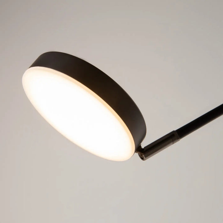 Applique murale long bras en métal noir avec tête ronde et panneau lumineux diffuseur pour un éclairage moderne