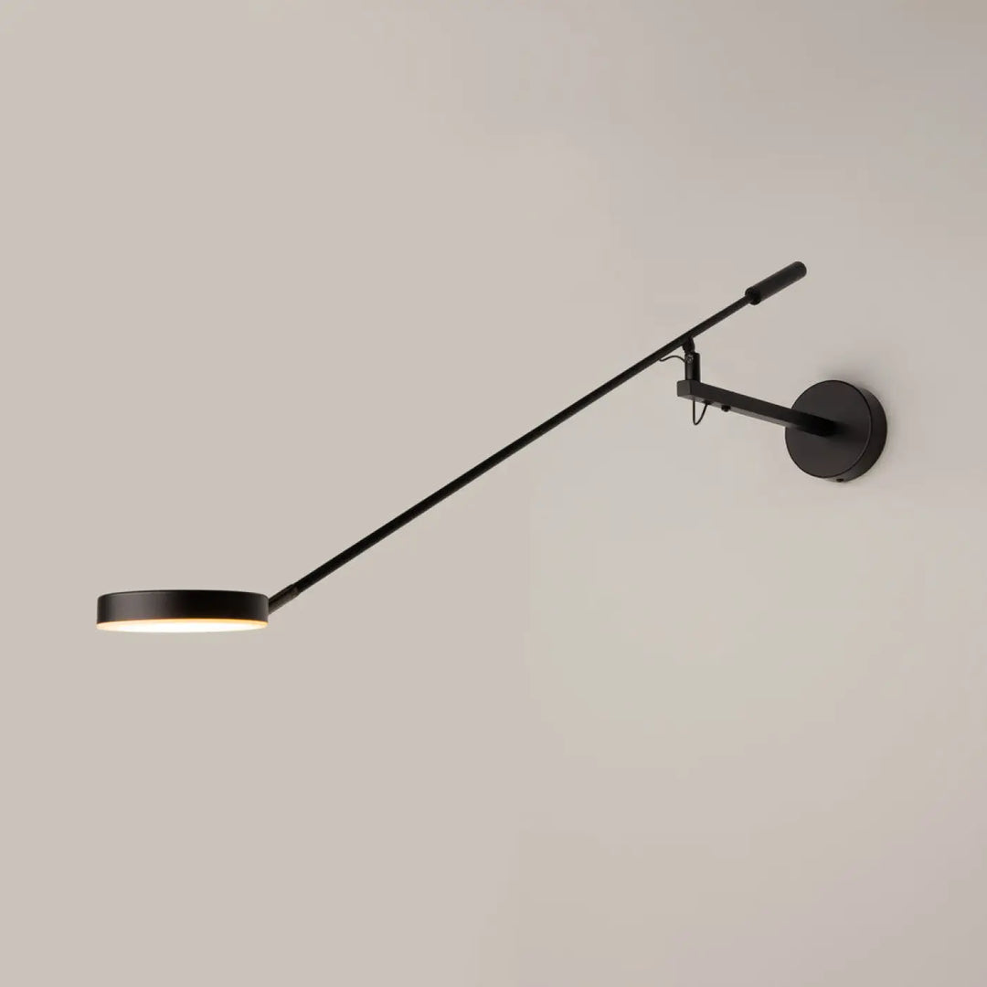 Applique murale long bras en métal noir avec tête ronde et finition mate, lumière de tâche ajustable montée au mur