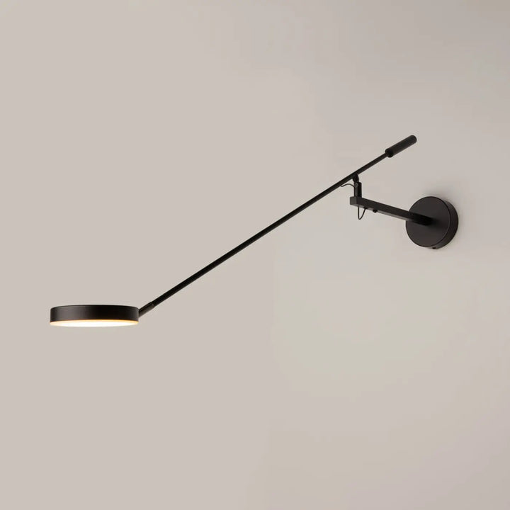 Applique murale long bras en métal noir avec tête ronde et finition mate, lumière de tâche ajustable montée au mur