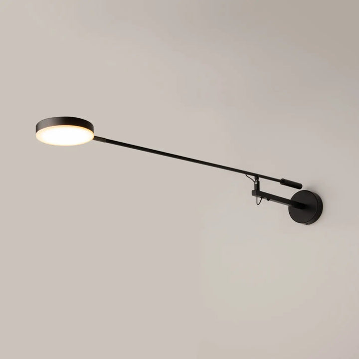 Applique murale en métal noir avec long bras et tête ronde, finition mate noire et lumière douce ajustable