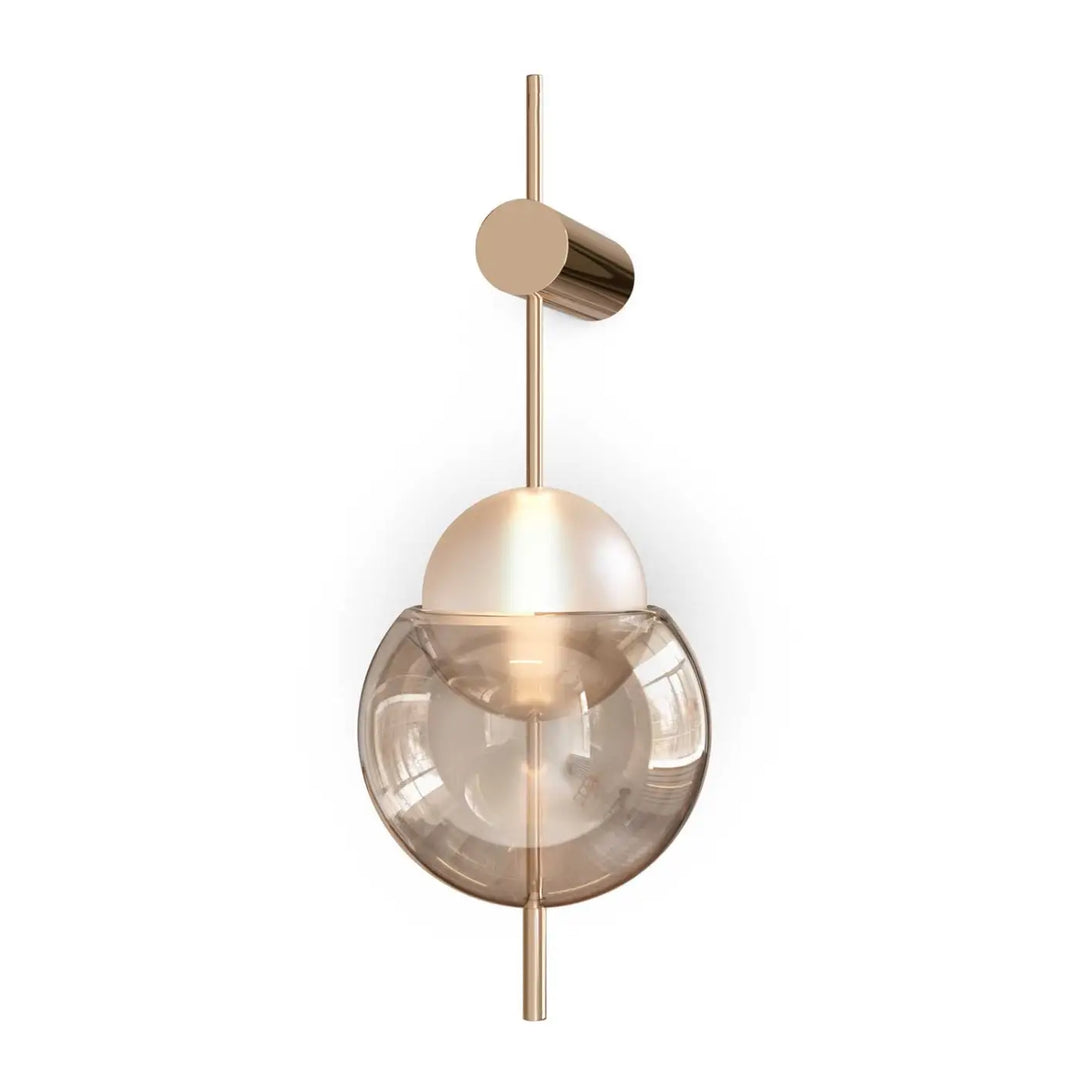 Applique murale galileo en laiton finition moderne avec globe en verre ambré translucide et dôme métallique poli