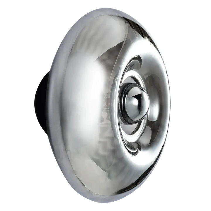 Applique murale grace en chrome brillant avec bouton central et nervures circulaires concentriques idéale pour l’intérieur