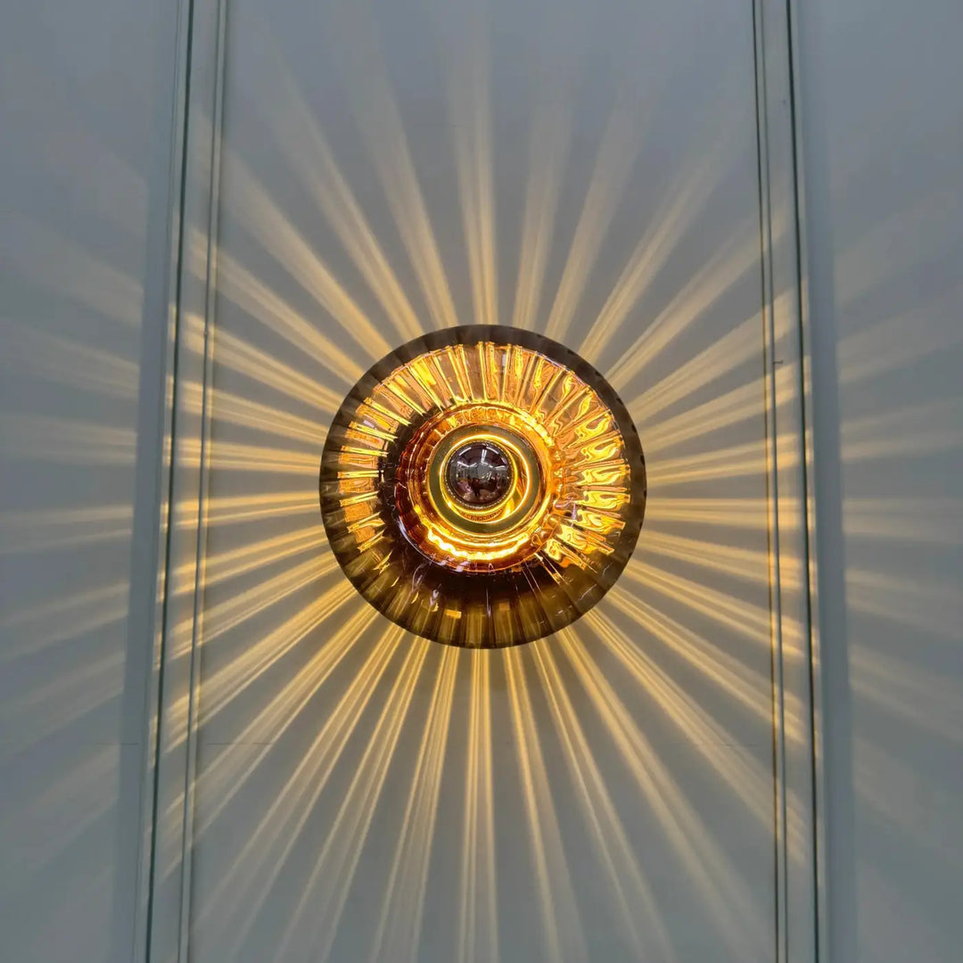 Applique murale grace en verre soufflé doré avec effet soleillé rayonnant et motif côtelé