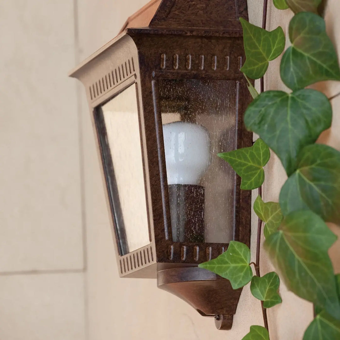 Applique lanterne Argot sur un mur couvert de lierre