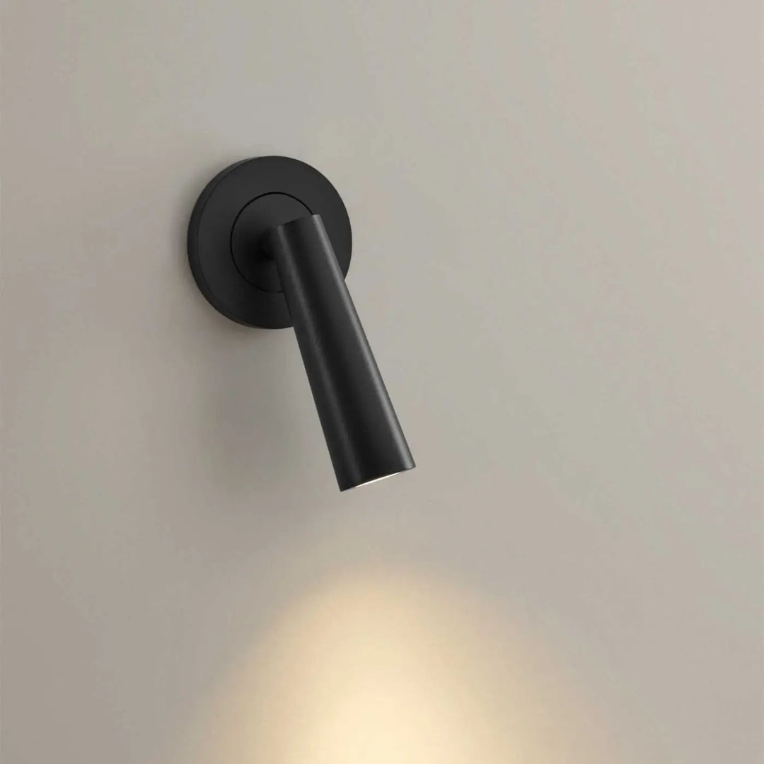 Détail de la tête lumineuse de l'applique Gamma Mini noire #couleur_noir