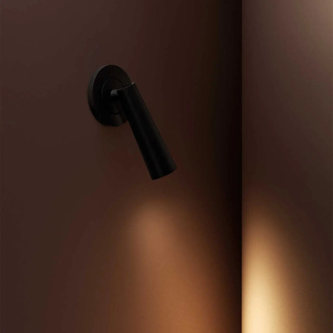Applique Gamma Mini noire dans un intérieur #couleur_noir