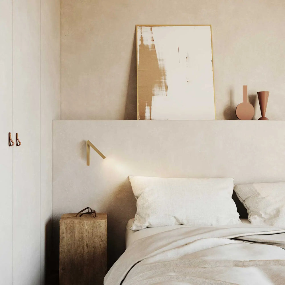 Applique Hall Slim en aluminium doré dans un intérieur