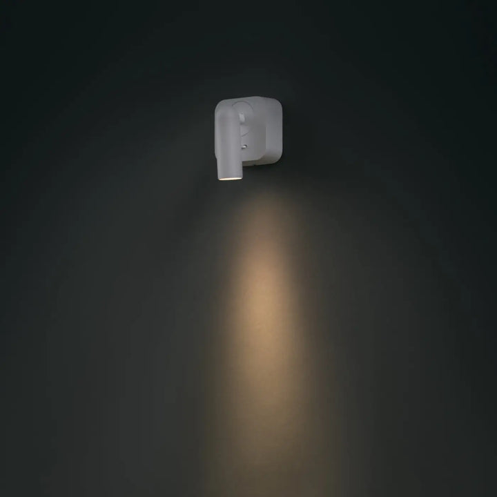 Applique liseuse murale blanche module carré liseuse mirax avec design minimaliste et faisceau lumineux chaleureux