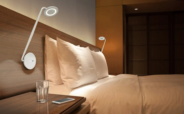 Applique Pixo blanche dans une chambre d'hôtel