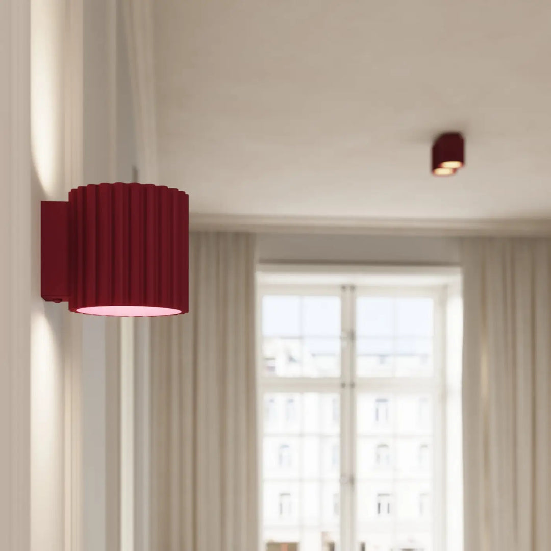 Applique murale aura bordeaux cylindrique bordeaux avec forme unique inspirée et lumière intérieure chaleureuse