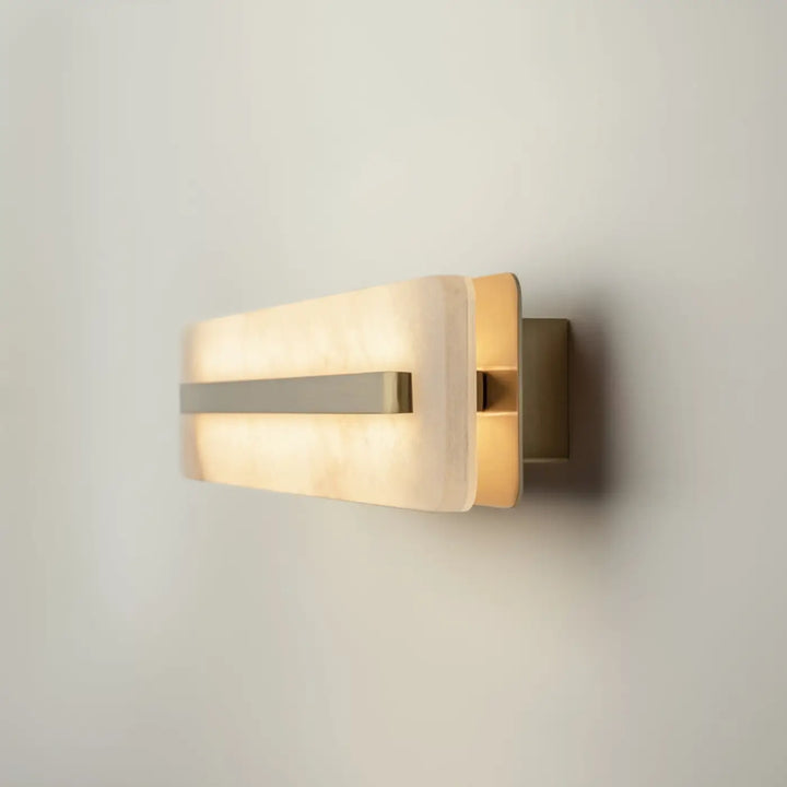 Applique murale albatre moderne avec lumière diffuse chaude et finitions en laiton offrant trois longueurs élégantes