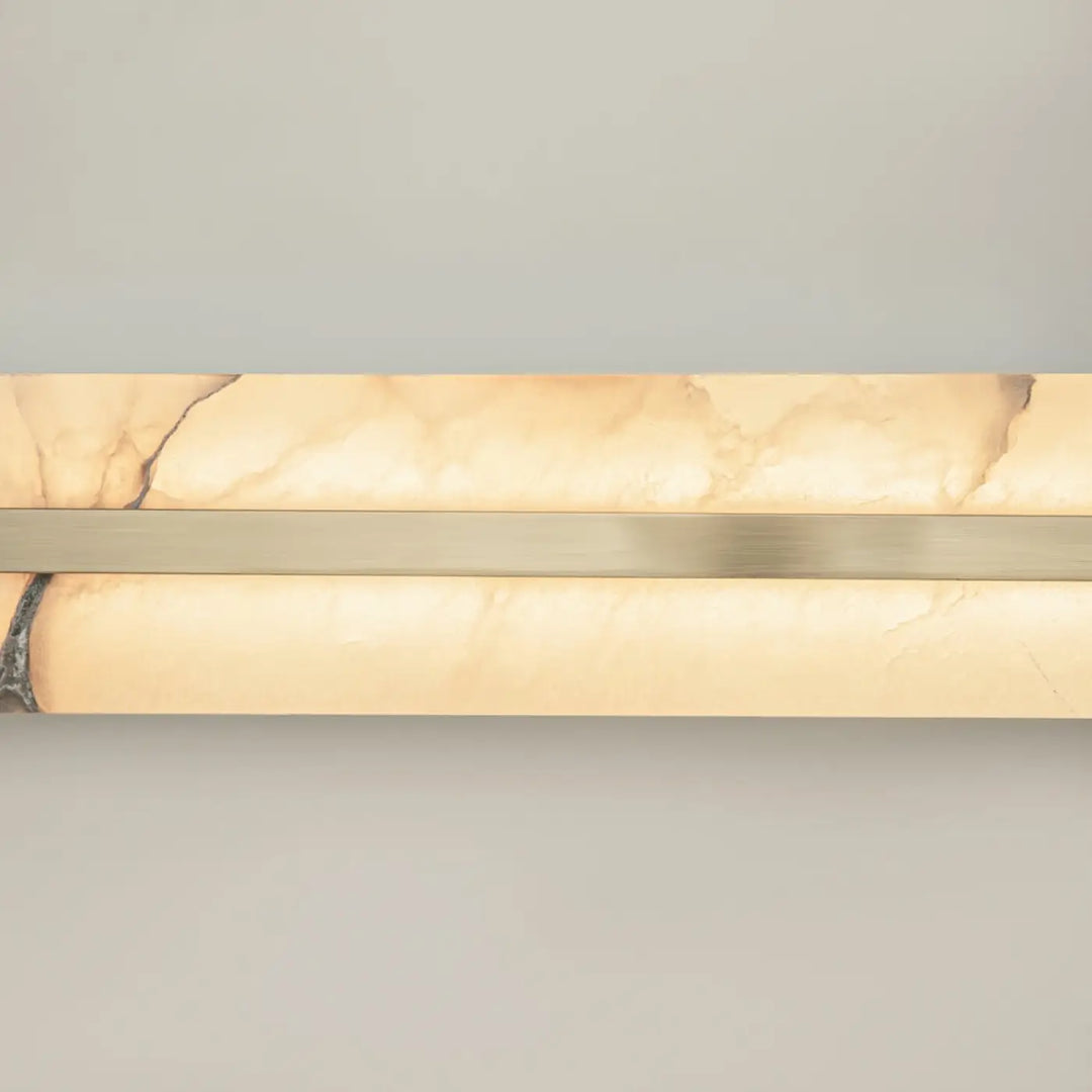 Applique murale albatre en onyx beige et laiton brossé avec trois longueurs au design moderne et épuré