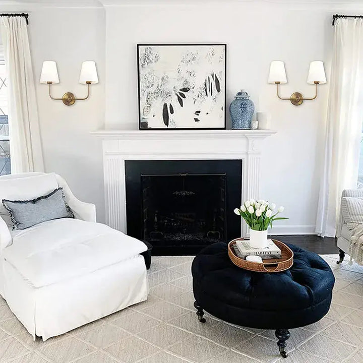 Applique murale américaine avec deux abats-jours blancs

