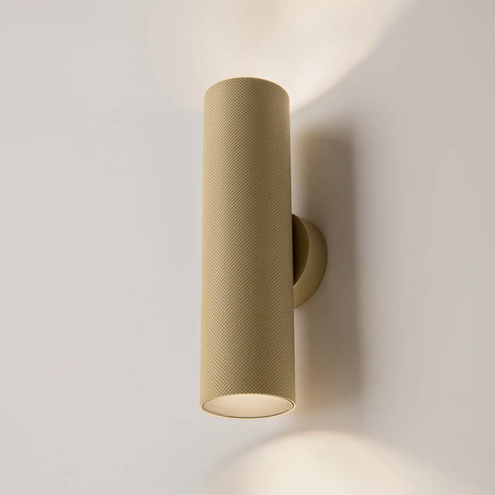 Beige applique murale artisan cylindrique en tissu tissé avec base métallique élégante pour éclairage d’accent