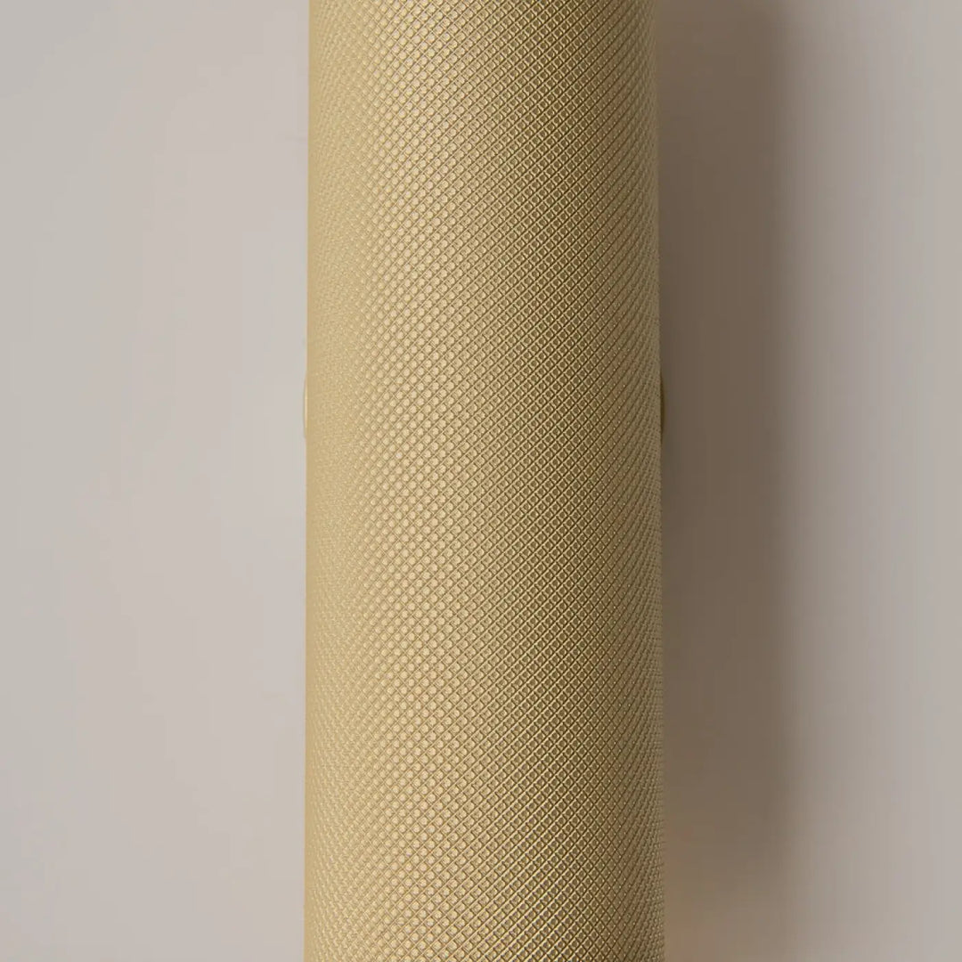 Applique murale artisan cylindrique dorée avec surface texturée en losanges pour éclairage d’accent élégant
