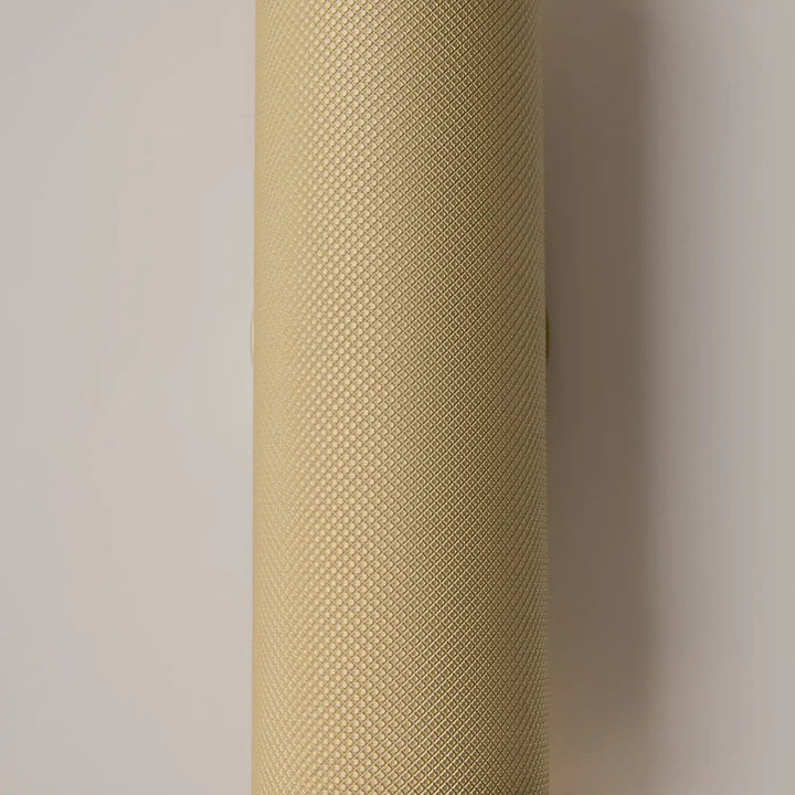 Applique murale artisan cylindrique dorée avec surface texturée en losanges pour éclairage d’accent élégant