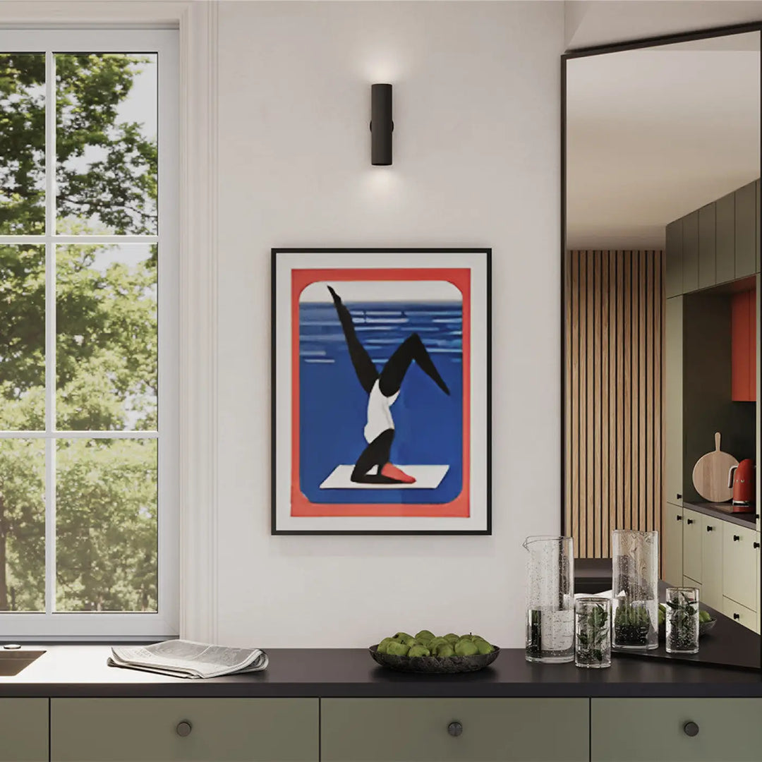 Applique murale artisan avec artwork abstrait en noir et blanc sur fond bleu bordé de rouge dans cadre noir élégant