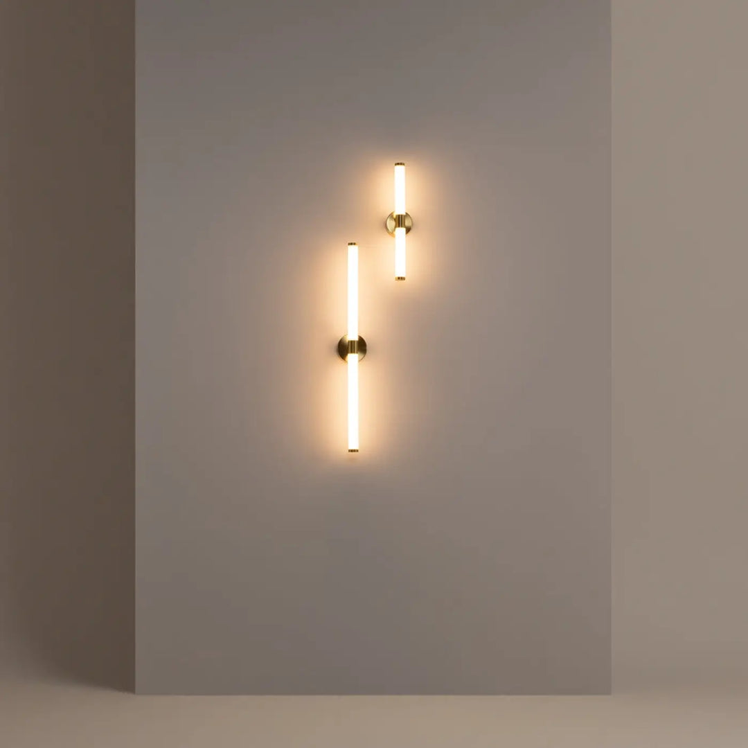 Applique murale axis avec tubes en verre cylindrique acrylique blanc mat et supports en laiton élégant et minimaliste
