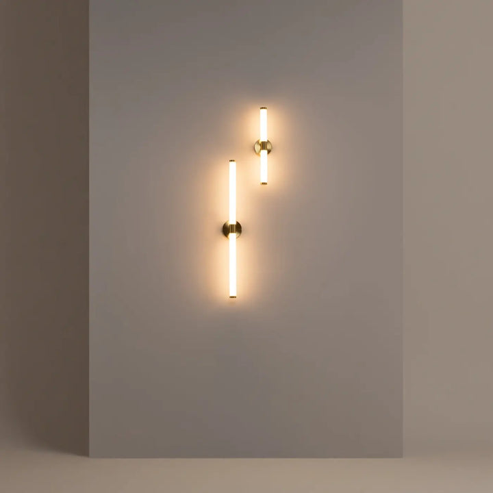 Applique murale axis avec tubes en verre cylindrique acrylique blanc mat et supports en laiton élégant et minimaliste