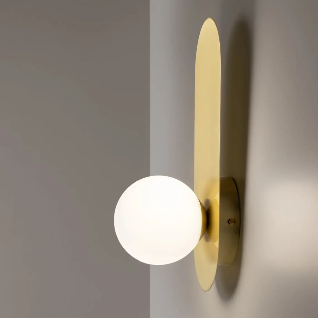 Applique murale bao en ton or avec bras vertical élancé et ampoule sphérique en verre blanc mat blanc mat