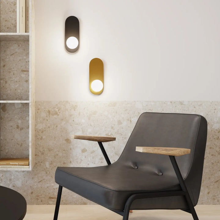 Applique murale bao moderne noire et or avec centre lumineux circulaire en verre blanc mat