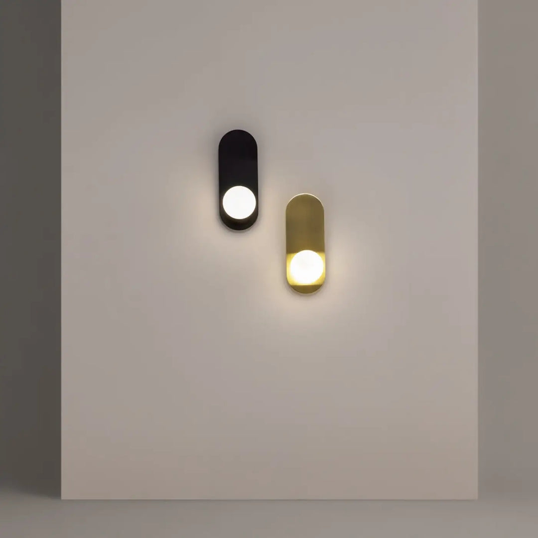 Deux appliques murales bao en verre blanc mat, noir et finition laiton, avec lumière chaude centrale ovale moderne