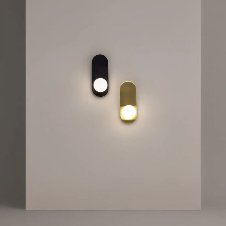 Deux appliques murales bao en verre blanc mat, noir et finition laiton, avec lumière chaude centrale ovale moderne