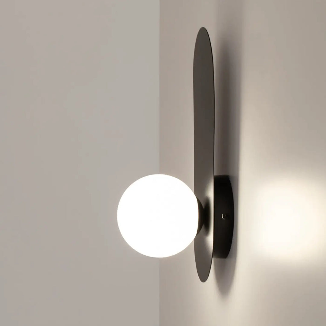 Applique murale bao noire minimaliste avec plaque verticale mate et globe en verre blanc mat frosted