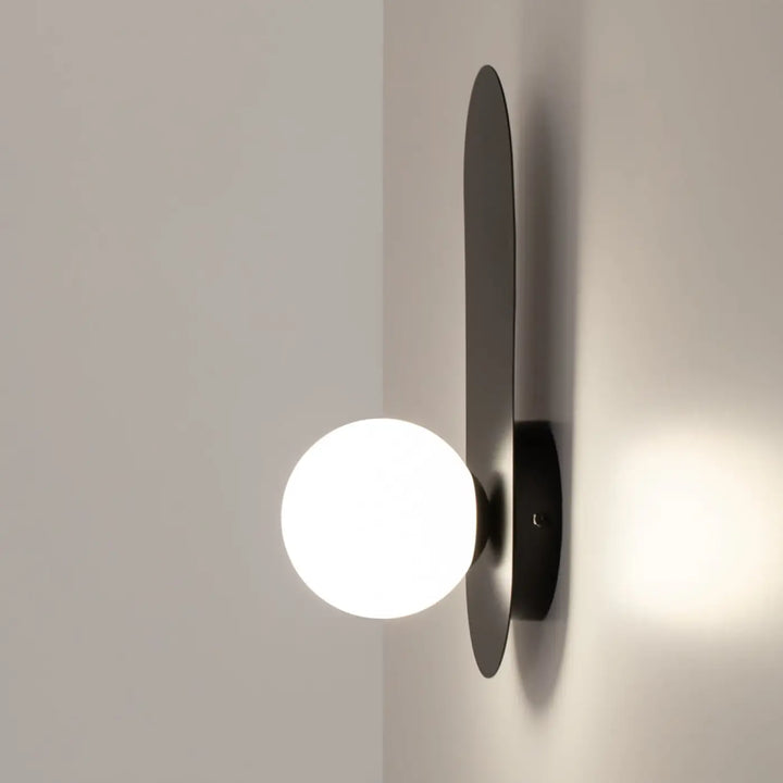 Applique murale bao noire minimaliste avec plaque verticale mate et globe en verre blanc mat frosted