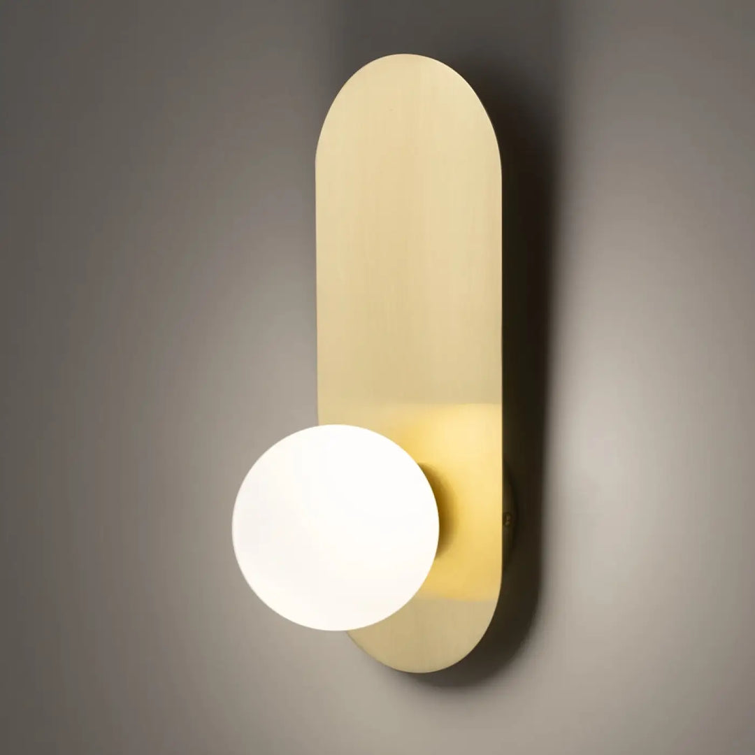 Applique murale bao en ton or avec plaque ovale allongée et ampoule en verre blanc mat rond et dépoli