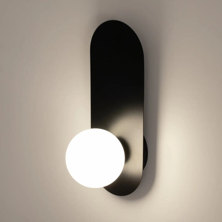 Applique murale bao en noir mat avec plaque rectangulaire et ampoule sphérique en verre blanc mat éclatant