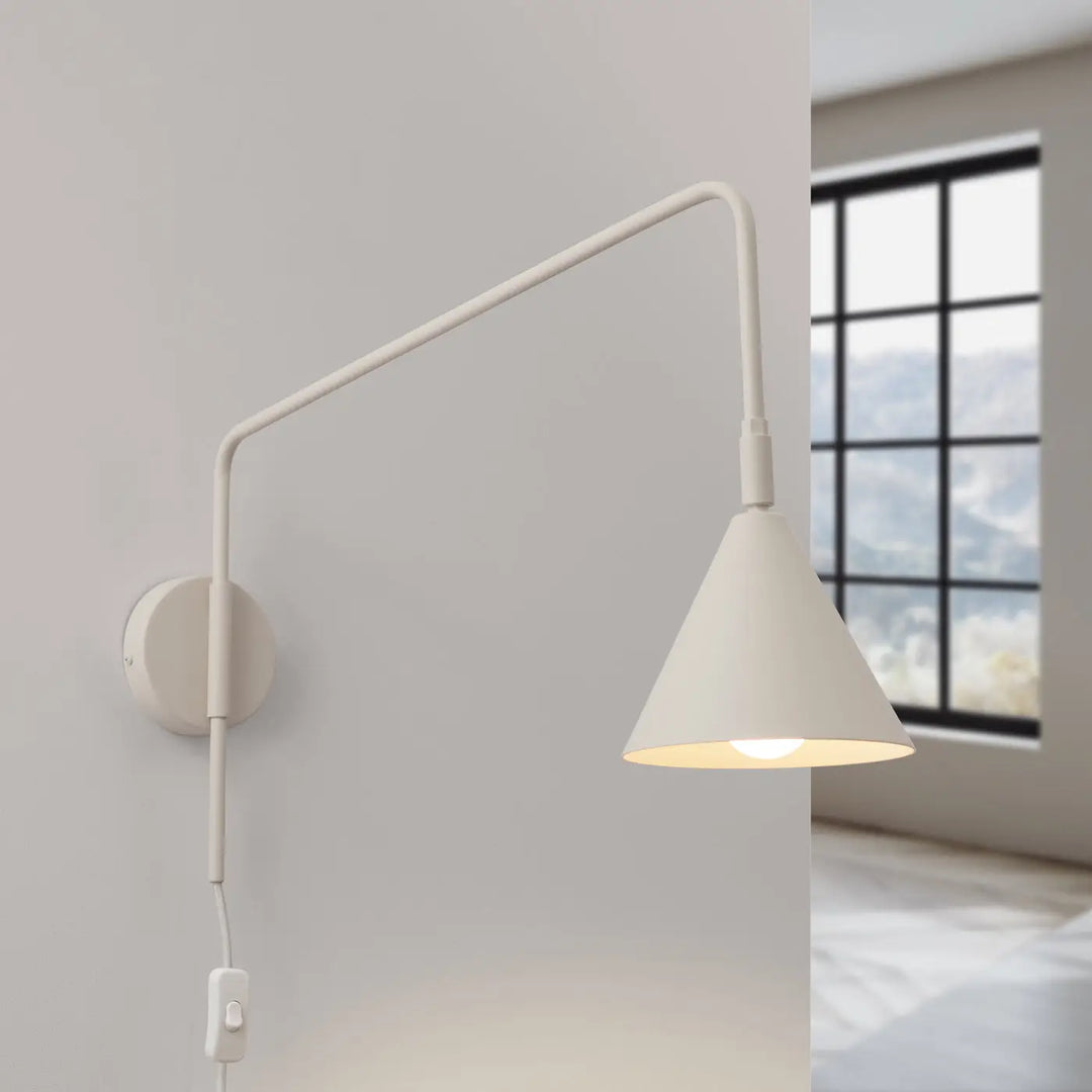 Applique murale moderne beige avec bras simple et abat-jour géométrique conique modèle nox